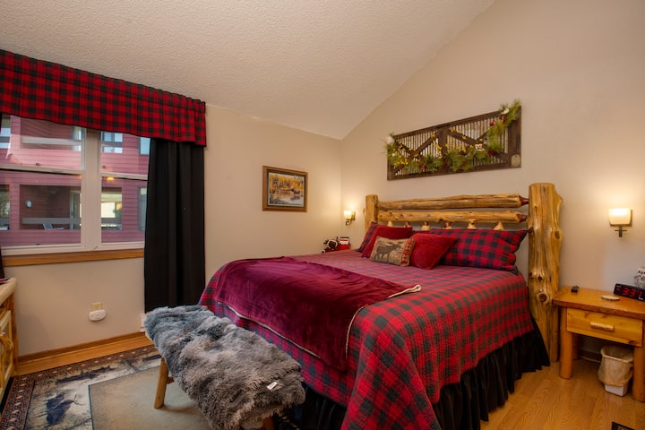 温馨舒适的卧室，配有乡村风情的舒适原木床，等待您的山间度假梦想。