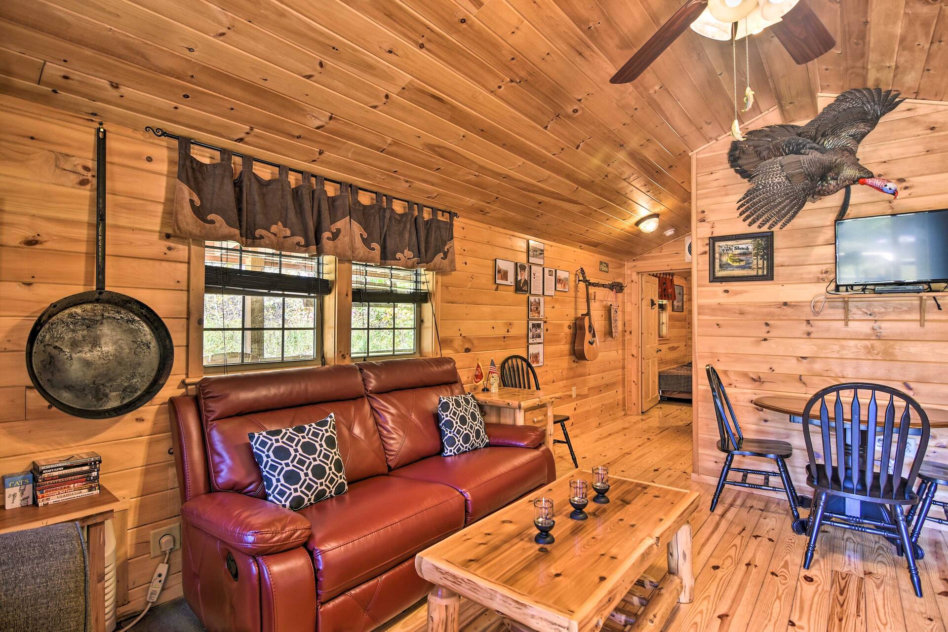Parsons ‘Semper Fi’ Cabin w/ Fire Pit! — foto 4