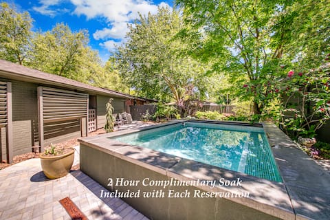King Bed, EV Charger, Natural Hot Spring Pool!