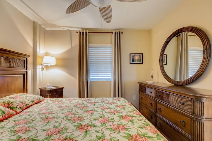 Second bedroom with shared full bathroom and Queen Bed