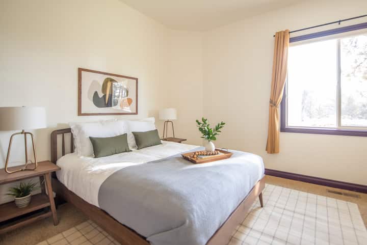 L'habitació 2 conté un llit queen i un bany compartit.