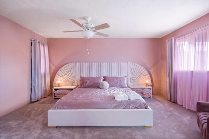 הסוויטה הראשית עם מיטת קינג סייז היא חלומו של קזנובה. אם הסוויטה עושה רוק, אל תטרחו לדפוק בדלת.