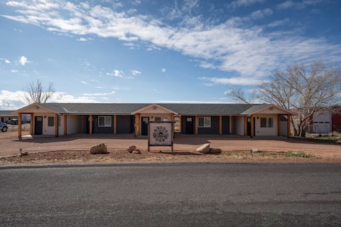 Top Airbnb: Red Rock Views, Tiny Suite #2, Kanab Basecamp in Kanab