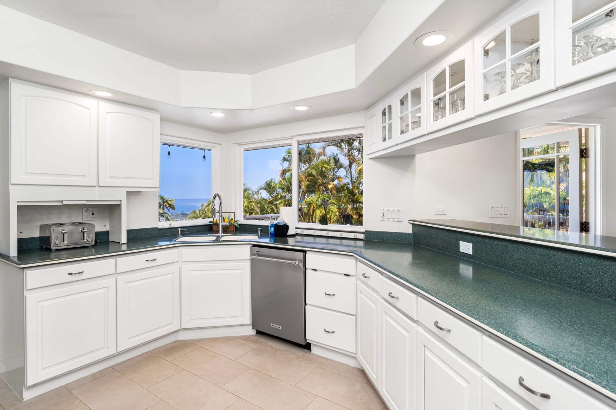 Home in Kailua-Kona · ★4.9 · 5 bedrooms · 10 beds · 3.5 baths - Image 12