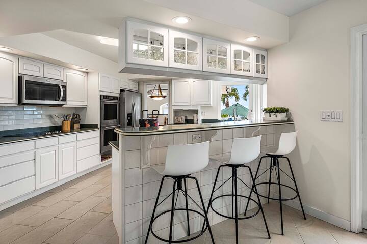 Honu Hale: Oceanview Estate w/ Pool, Hot Tub, AC gallery image 3