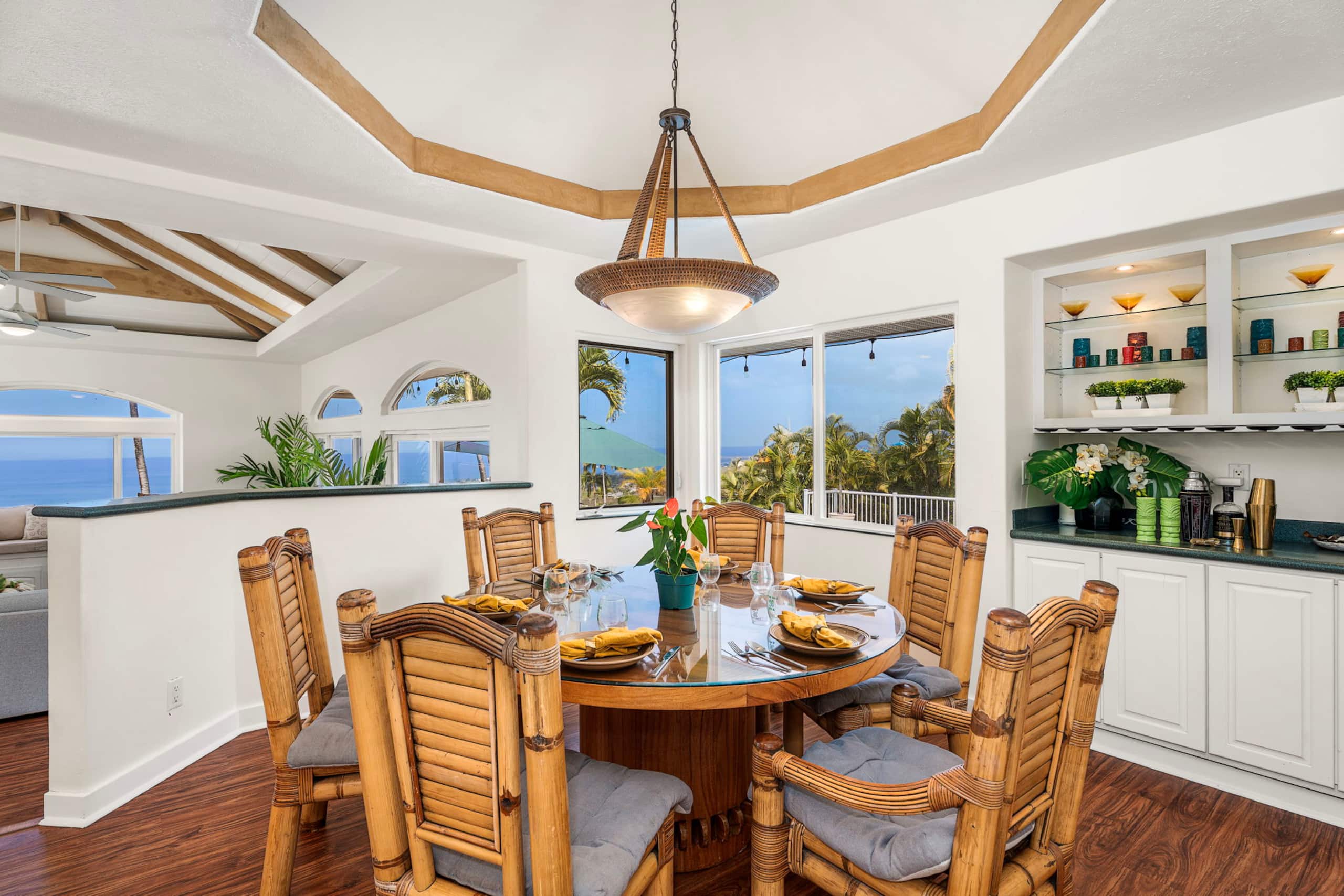 Home in Kailua-Kona · ★4.9 · 5 bedrooms · 10 beds · 3.5 baths - Image 5