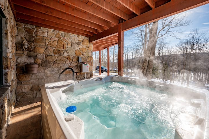 Rustic Comfort W/ Hot Tub & Mountain Vibes - 오클랜드