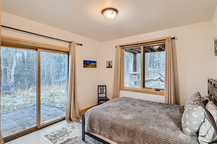 Спалня тип Куин на по - ниско ниво с самостоятелен вътрешен двор