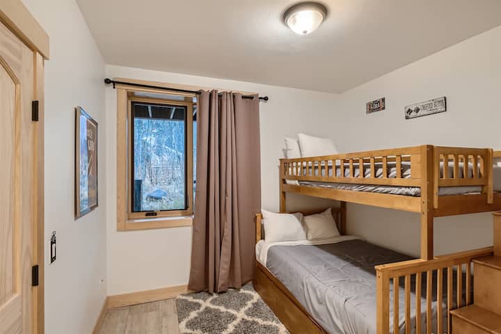 Спалня с двуетажно легло на по - ниско ниво