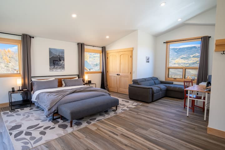 Основна спалня №2 със суперголямо двойно легло и спален диван