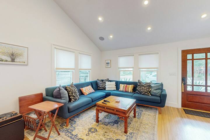 Lavish 2BR | Fireplace | Patio | W/D gallery image 3