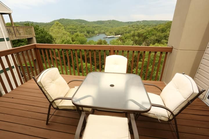 Top Floor Eagles Nest Condo With Pool And Hot Tub - Table Rock Lake