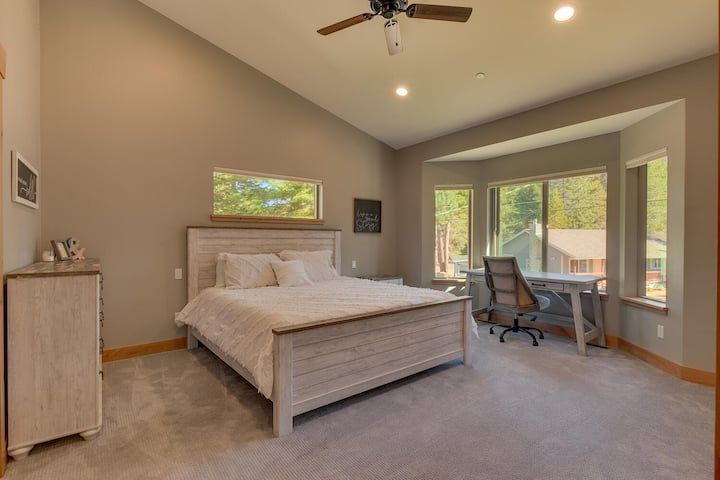 - غرفة نوم رئيسية مع سرير فخم بحجم كينج  
- مكتب ونوافذ كبيرة بإطلالة على الجبل  
- ملاذ للاسترخاء مع الراحة الحديثة