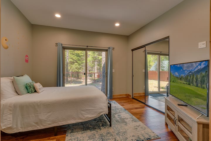 - غرفة نوم باك مان مع تلفزيون وإمكانية الوصول إلى الفناء الخلفي  
- سرير واسع بحجم كوين مع إطلالات على الغابة  
- غرفة ممتعة مناسبة للعائلة للإقامات في تاهو