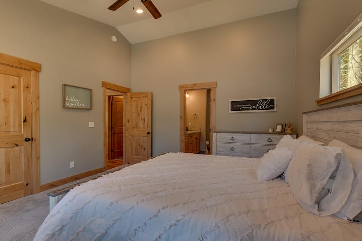 - غرفة نوم رئيسية مريحة مع إمكانية الوصول إلى حمام خاص  
- لمسات خشبية دافئة وتصميم سقف مقبب  
- مسكن هادئ لقضاء ليال مريحة في تاهو