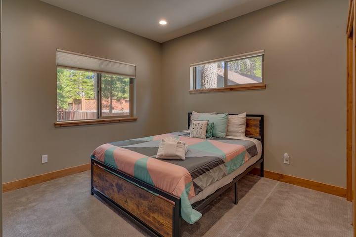 - غرفة نوم للضيوف مع سرير مريح بحجم كوين  
- نوافذ كبيرة بإطلالات هادئة على الغابة  
- ملاذ للاسترخاء للعائلة أو الأصدقاء