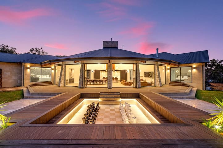 Caves Manor – 5 Star Luxury – Close to it all!