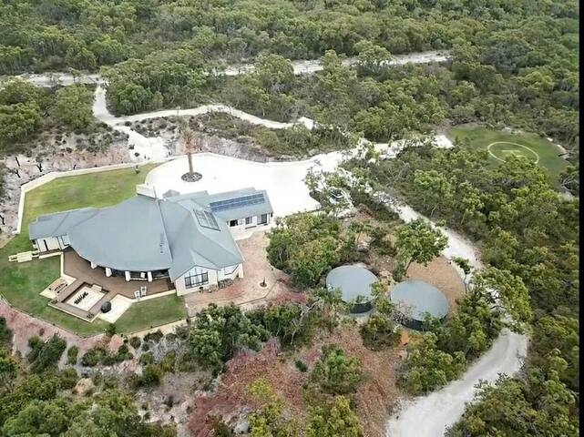 Caves Manor – 5 Star Luxury – Close to it all! gallery image 2