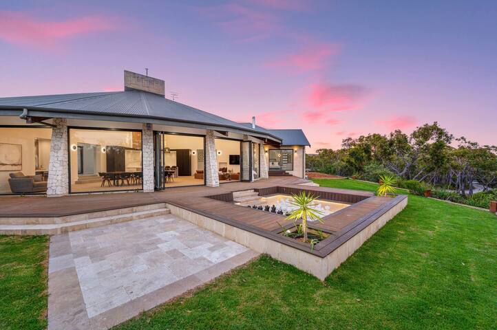 Caves Manor – 5 Star Luxury – Close to it all! gallery image 4