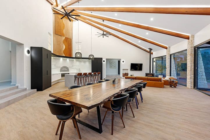 Caves Manor – 5 Star Luxury – Close to it all! gallery image 3