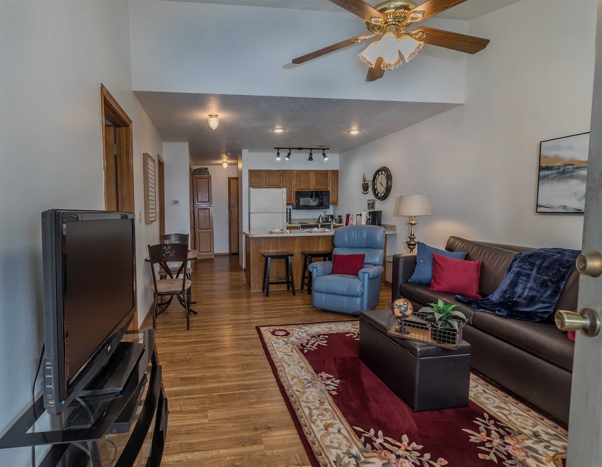 Mbështetëset e rehatshme dhe një divan i rehatshëm për fjetje e bëjnë më të lehtë të çlodhen së bashku.