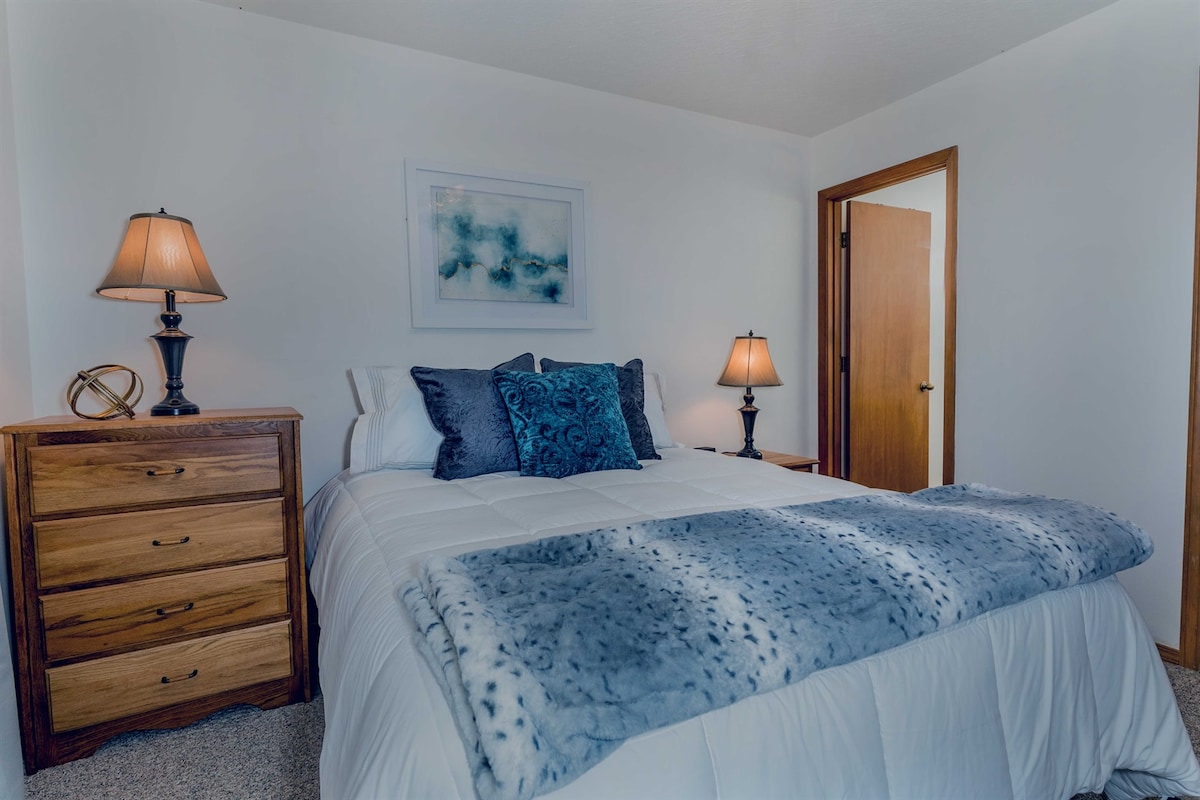 Të dyja dhomat e gjumit "queen" kanë krevate prej pelushi, shtroja të freskëta dhe stil qetësues.