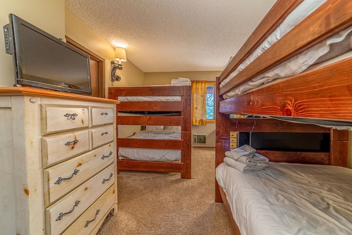 غرفة نوم في الطابق السفلي 2 مع طابقين ، lg وخزانة ملابس صغيرة وخزانة ملابس. إطلالات على الشجرة.