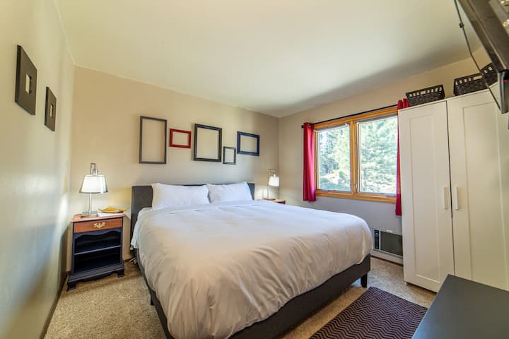 غرفة نوم في الطابق العلوي