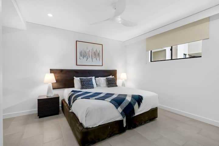 Chumba cha pili cha kulala kinawaalika wageni kupumzika kwa starehe tulivu, ikiwa na mwangaza laini na palette yenye utulivu, isiyoegemea upande wowote.