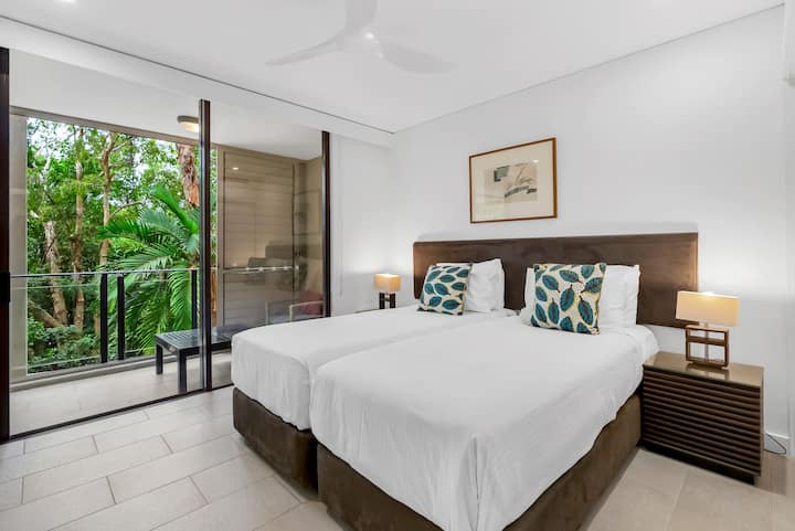 Chumba cha kulala cha tatu kinatoa uhodari, kilichowekwa na single mbili au chaguo la kitanda cha mfalme juu ya ombi. 