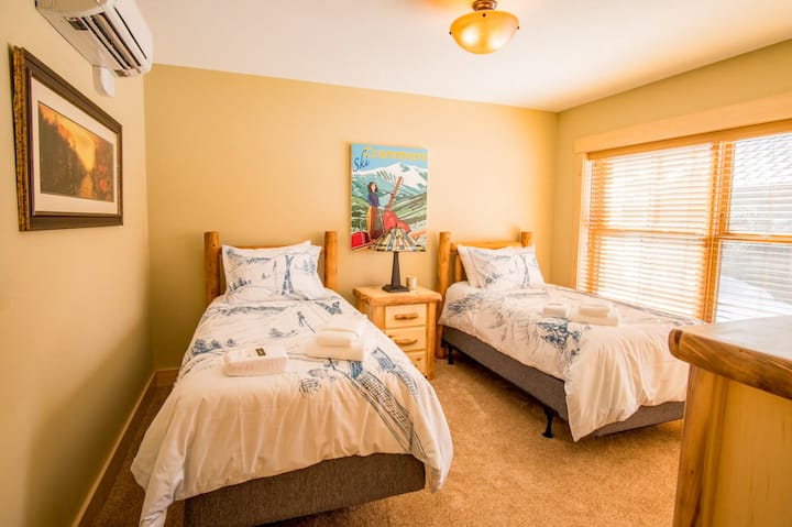 Nájdite svoj vnútorný pokoj v tejto pokojnej a pohodlnej spálni s oddelenými posteľami.