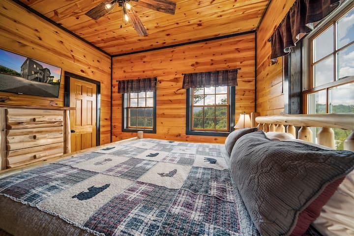 Svaka spavaća soba ima madrac za veliki bračni krevet iz kolekcije hotela Bellagio, veliki ormar, veliki TV, 2 noćna ormarića i pogled iz svakog prozora.