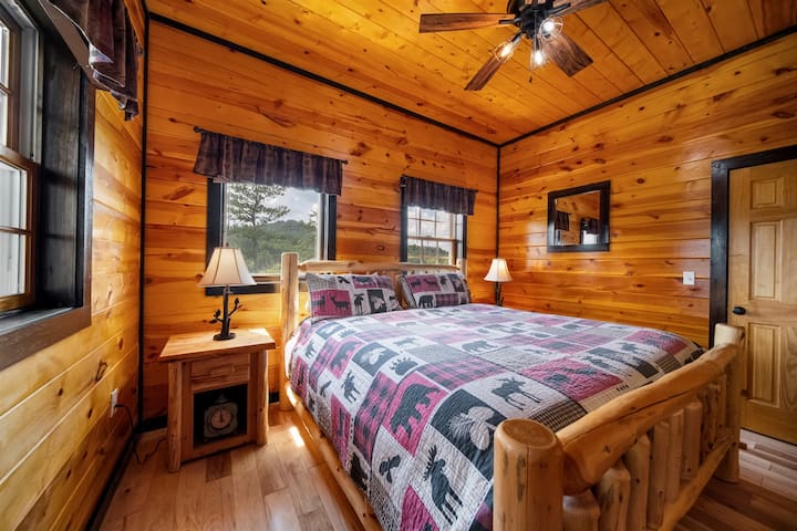 Svaka spavaća soba ima madrac za veliki bračni krevet iz kolekcije hotela Bellagio, veliki ormar, veliki TV, 2 noćna ormarića i pogled iz svakog prozora.