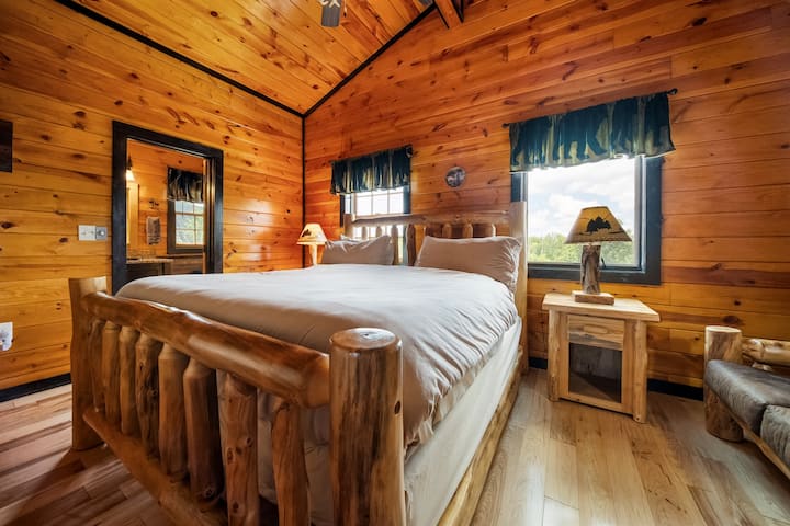 Na ovom madracu iz kolekcije Bellagio Hotel čeka vas mir i spokoj. Veliki TV i tihi dvosjed su šlag na torti u glavnoj spavaćoj sobi s kupaonicom.