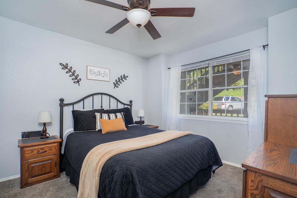 舒适的卧室里有宁静的氛围。