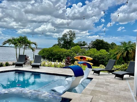 The Pink Riverhouse- Waterfront Paradise