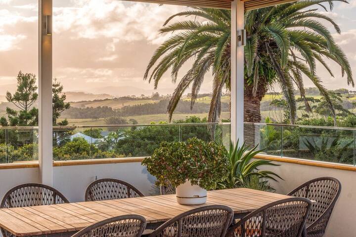 Milla’s on Coopers – luxury retreat with pool gallery image 5