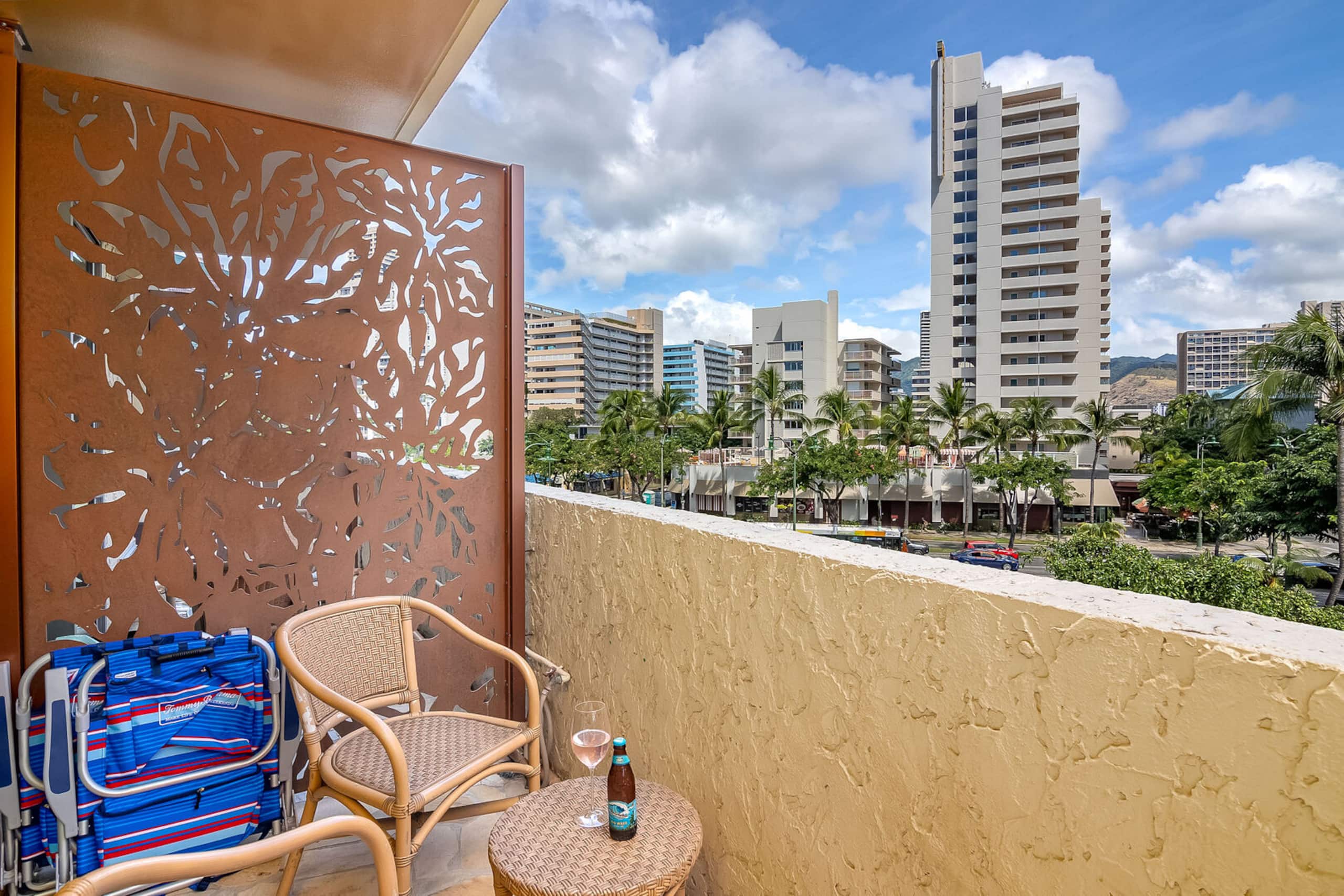 Condo in Honolulu · ★4.76 · 1 bedroom · 3 beds · 1 private bath - Image 29