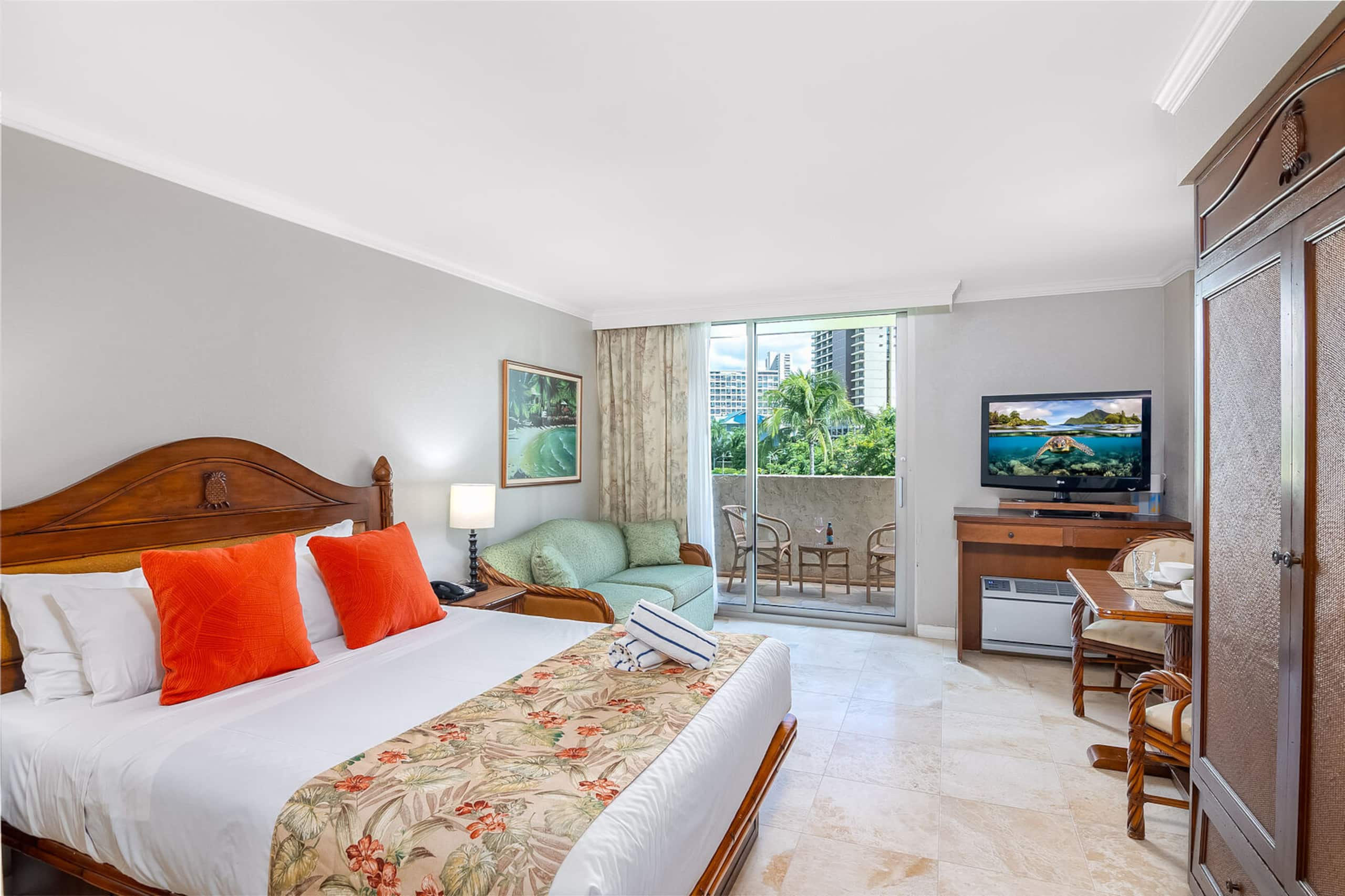 Condo in Honolulu · ★4.76 · 1 bedroom · 3 beds · 1 private bath - Image 1