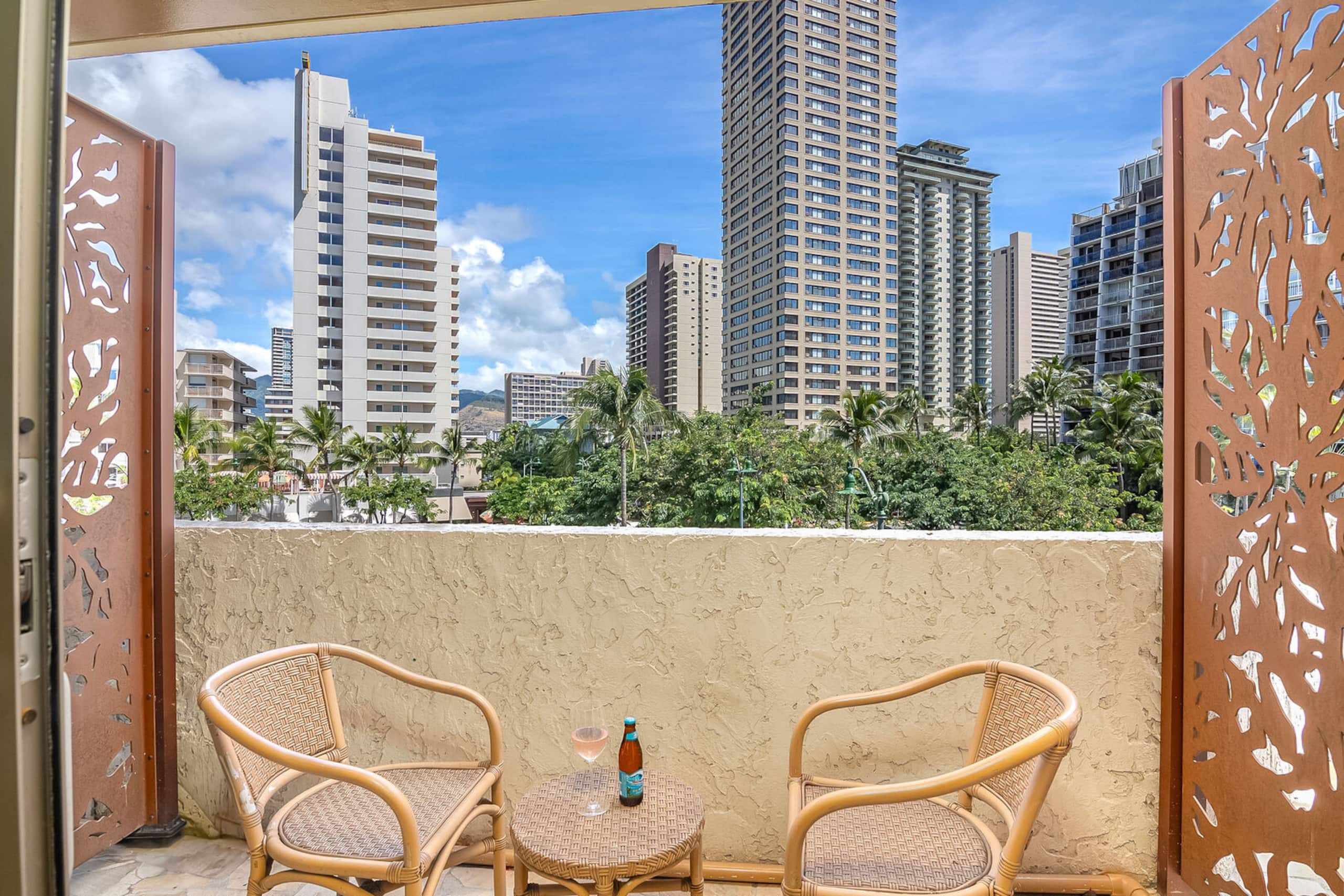 Condo in Honolulu · ★4.76 · 1 bedroom · 3 beds · 1 private bath - Image 2