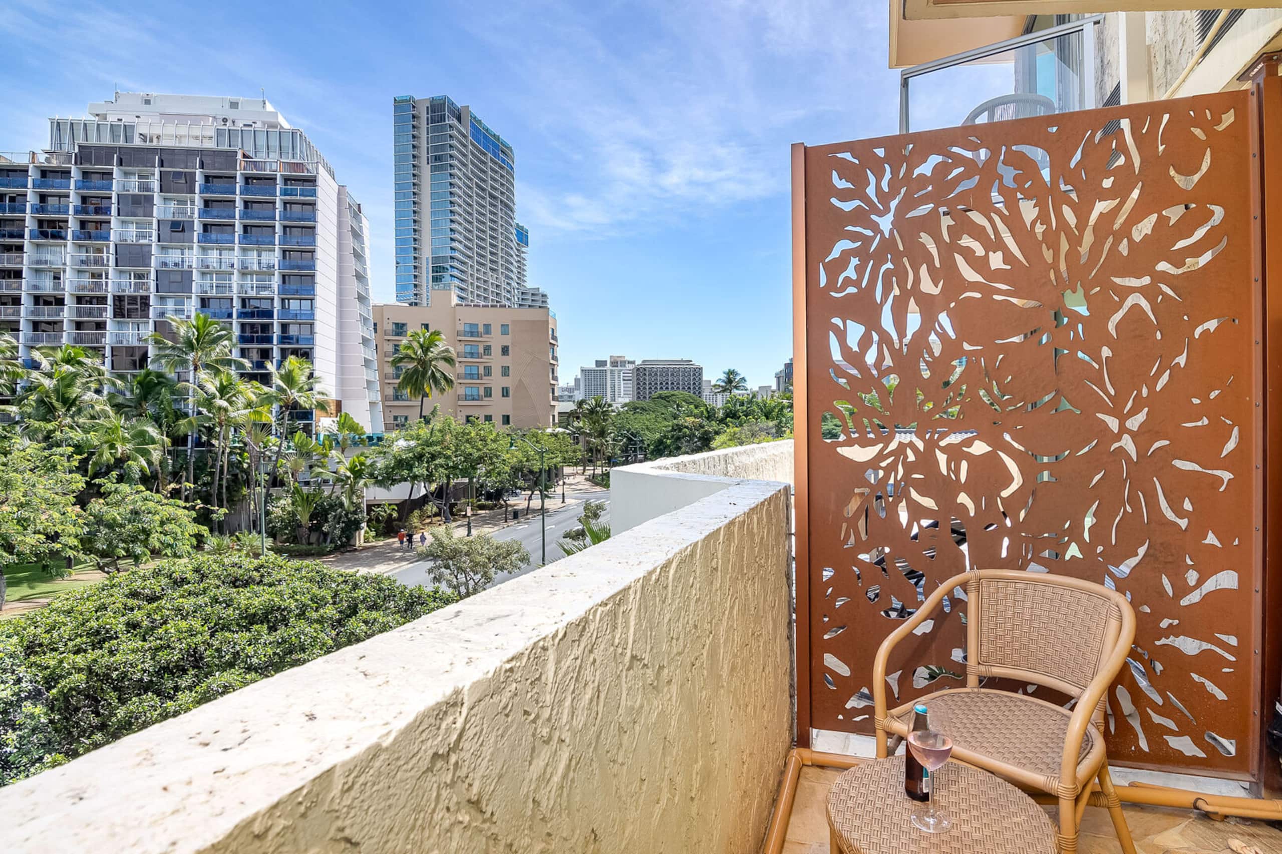 Condo in Honolulu · ★4.76 · 1 bedroom · 3 beds · 1 private bath - Image 30