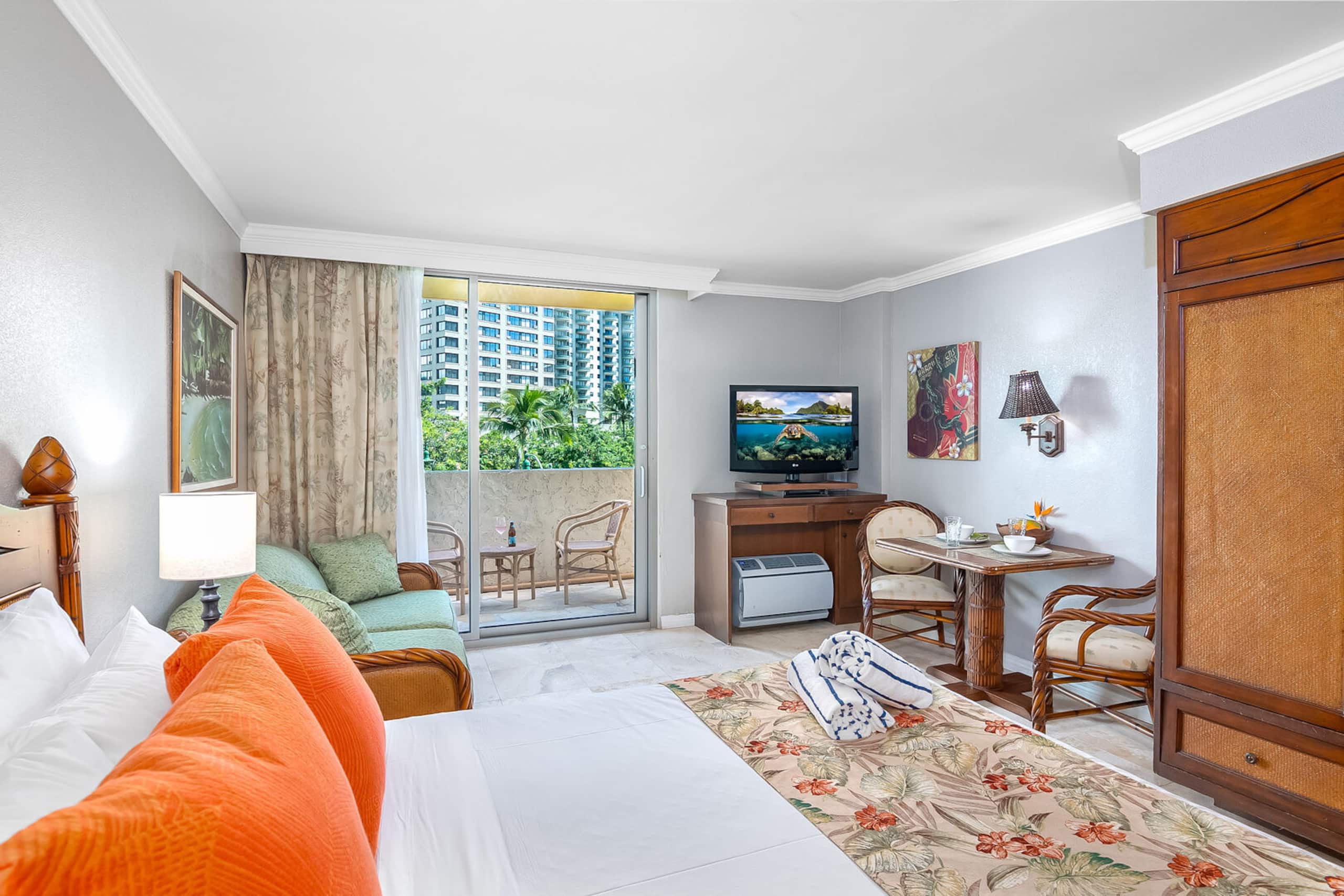 Condo in Honolulu · ★4.76 · 1 bedroom · 3 beds · 1 private bath - Image 28
