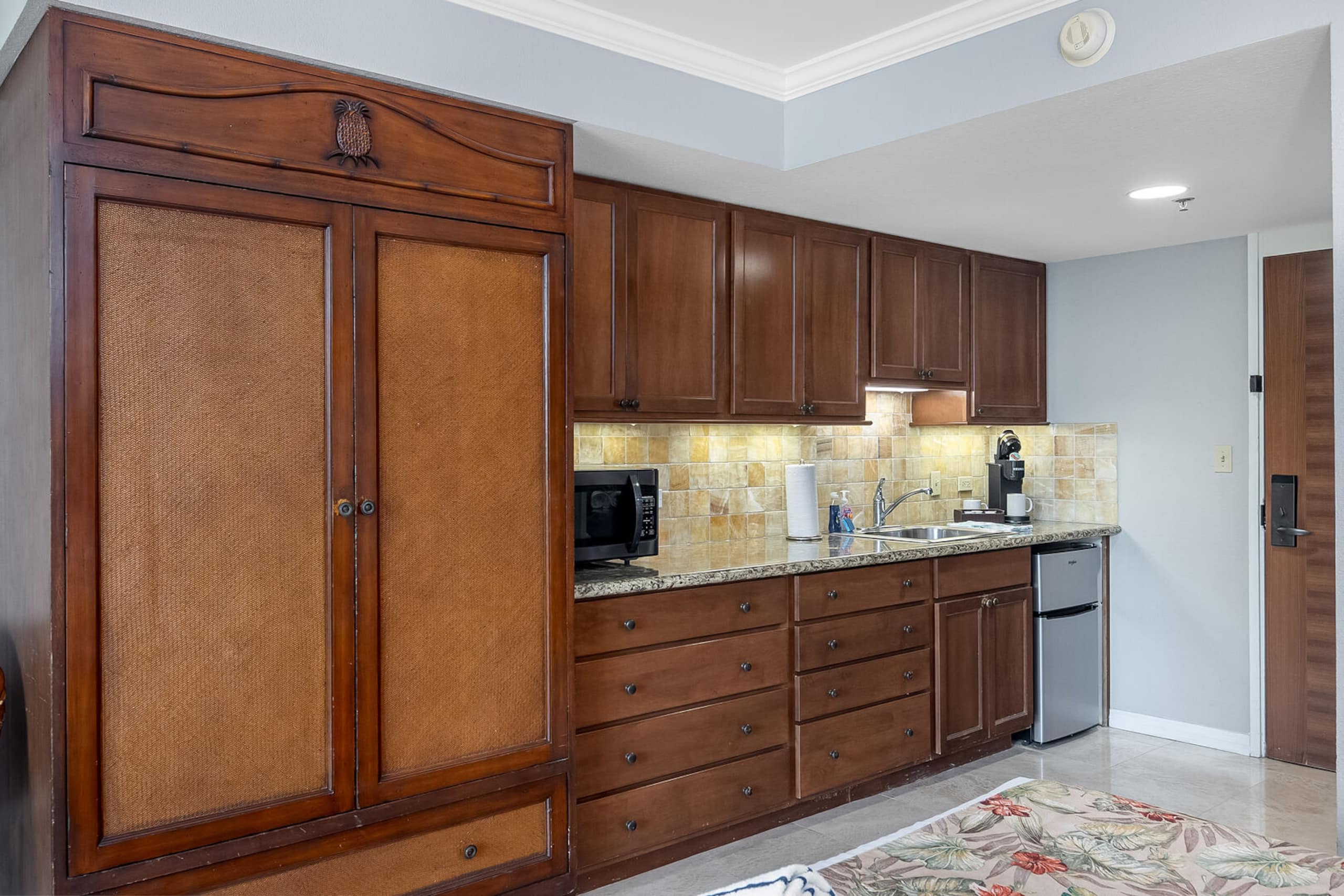 Condo in Honolulu · ★4.76 · 1 bedroom · 3 beds · 1 private bath - Image 16