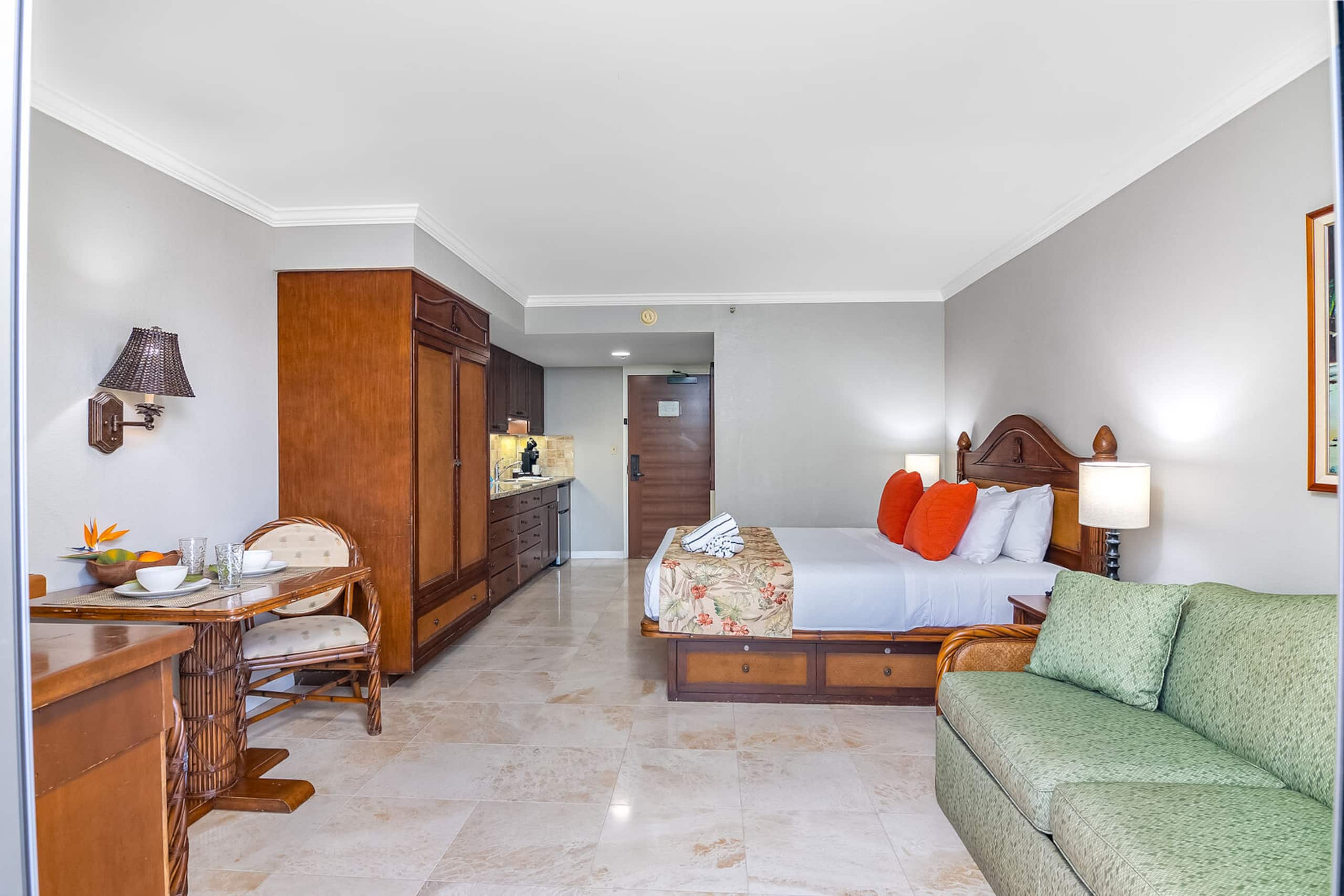 Condo in Honolulu · ★4.76 · 1 bedroom · 3 beds · 1 private bath - Image 15