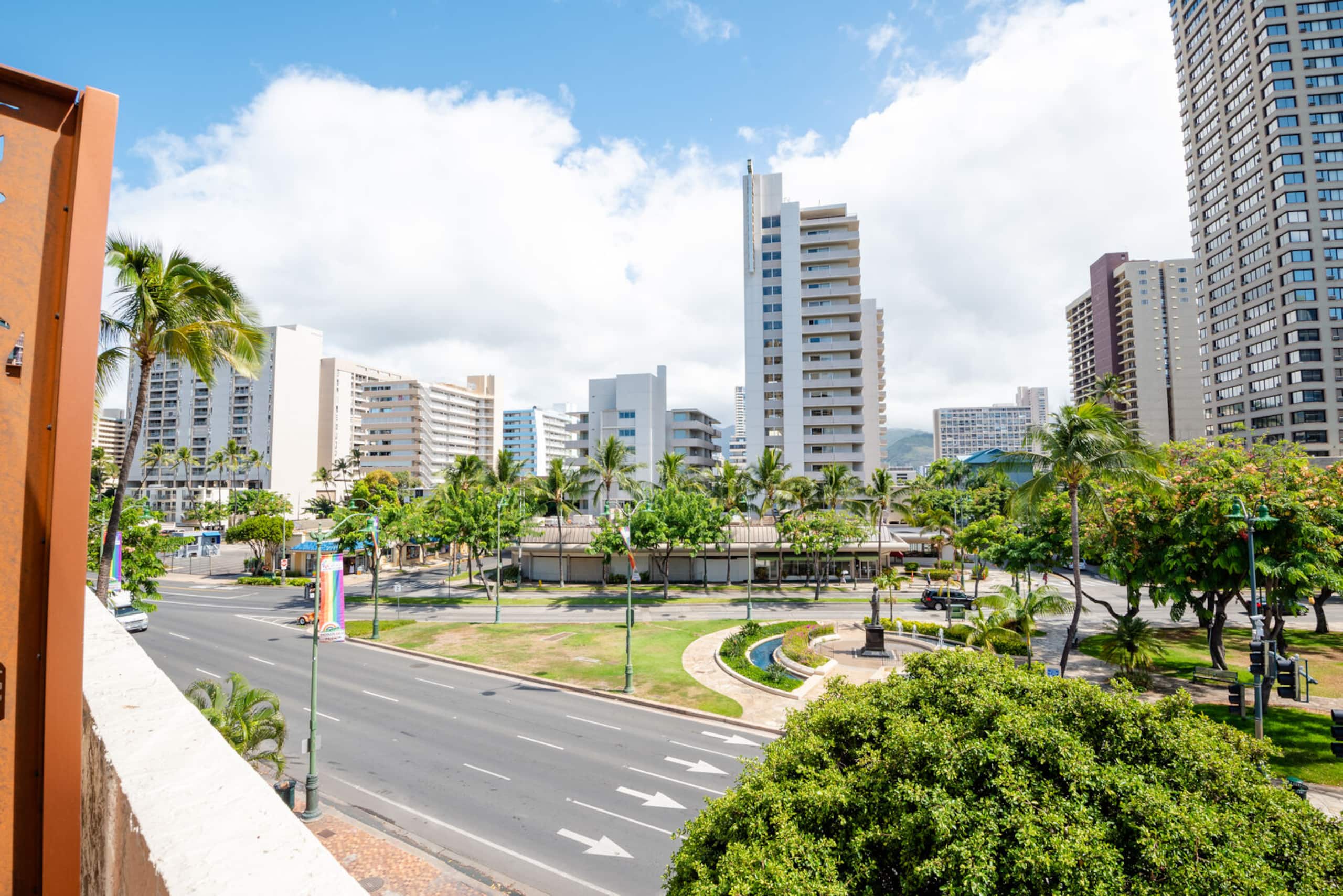 Condo in Honolulu · ★4.76 · 1 bedroom · 3 beds · 1 private bath - Image 32