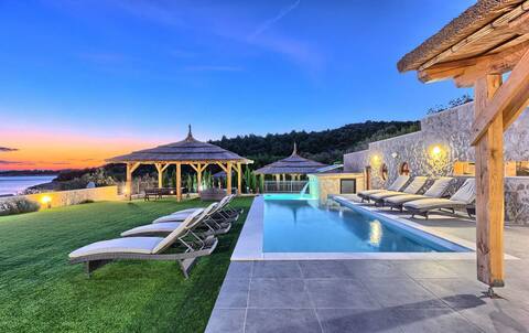 Beachfront Villa New Horizons I