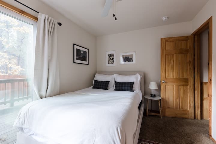 تحتوي غرفة النوم 3 (المقصورة 2) على سرير بحجم كبير.