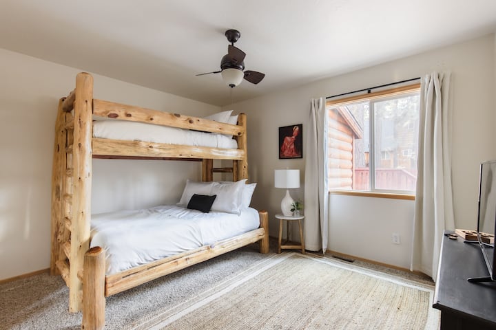 تحتوي غرفة النوم 2 (المقصورة 1) على سرير مزدوج على سرير بطابقين كاملين.