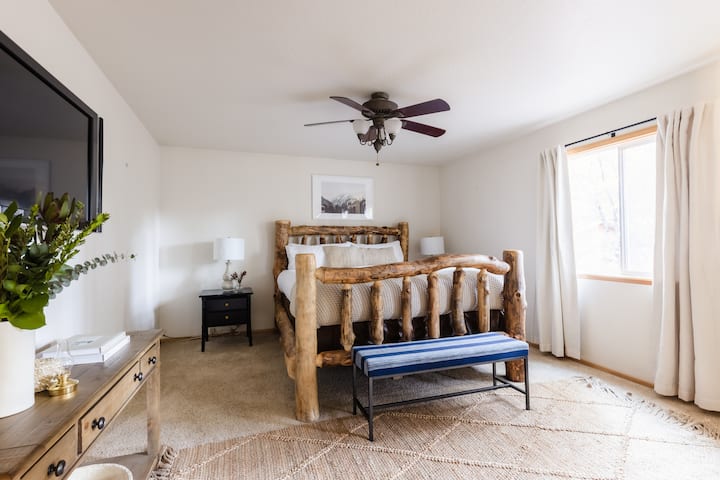 تحتوي غرفة النوم الرئيسية (المقصورة 1) على سرير بمقاس كبير.