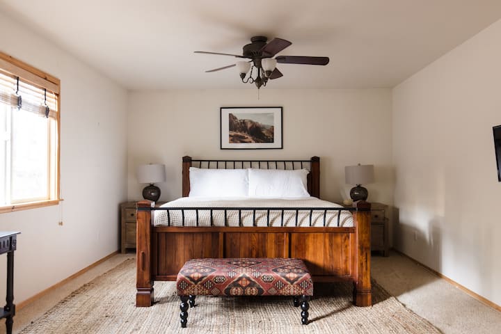 تحتوي غرفة النوم الرئيسية (المقصورة 2) على سرير بمقاس كبير.